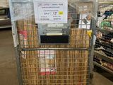 un caddie sur lequel est accrochée une pancarte, dans un magasin