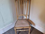 une chaise avec une assise rayée, dans un coin de la pièce