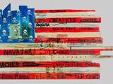 tableau représentant un drapeau américain composé de livres, orné d'un crâne et d'os croisés