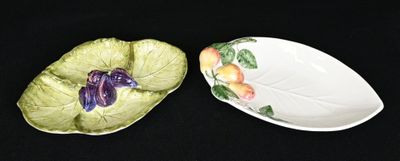 deux assiettes posées l'une à côté de l'autre