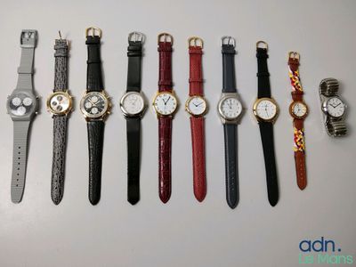 plusieurs types de montres sont alignés sur une table