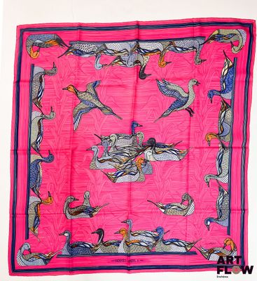 foulard en soie rose orné d'oiseaux et de fleurs sur fond rose