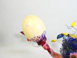 une sculpture représentant un homme tenant un ballon à la main