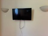 un téléviseur à écran plat fixé au mur d'une pièce