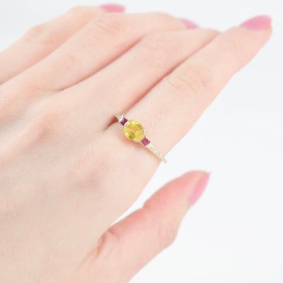 Bague en or jaune 9K (375/oo), ornée d'un saphir jaune centr…