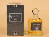 l'image d'un flacon de parfum à côté d'une boîte