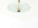 une lampe suspendue au plafond de la pièce
