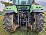 un tracteur garé sur l'herbe, dans le champ