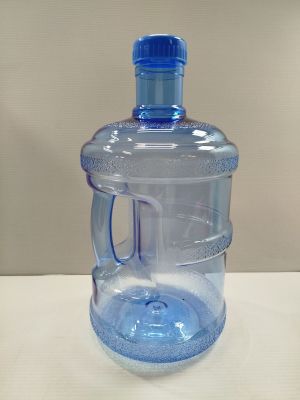 une grande bouteille d'eau posée sur une table