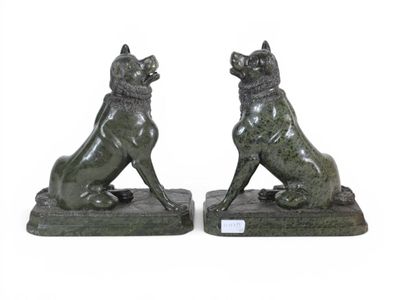 ECOLE ITALIENNE XIXe Paire de chien en serpentine