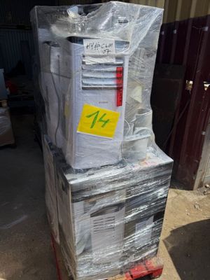 une pile de matériel informatique posée sur une palette