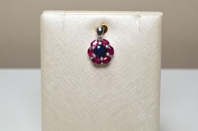 Un pendentif en argent 925 millièmes serti au centre d'un sa…