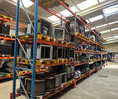 un grand rack sur lequel sont installés de nombreux appareils électroniques de différents types