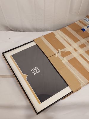 une photo d'un livre ouvert sur un lit