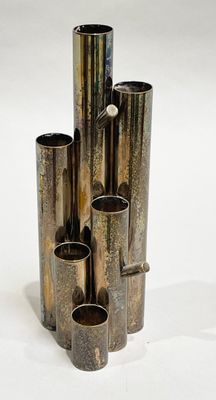 un ensemble de vases en argent posés sur une surface blanche