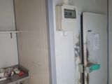 un réfrigérateur dans un coin d'une cuisine en cours de rénovation