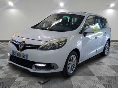la photo d'une voiture blanche garée dans un garage