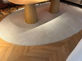 une table en bois avec deux chaises posées dessus dans une pièce