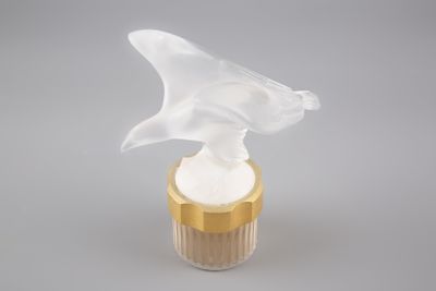 un cupcake glacé surmonté d'un oiseau