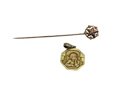 un pin's orné d'une médaille d'or à côté d'un autre pin's orné d'une médaille d'or