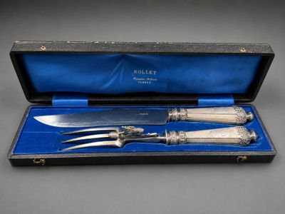 un service d'argenterie dans un coffret, comprenant un couteau, une fourchette et une cuillère