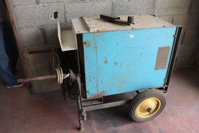 une petite machine bleue posée sur un chariot