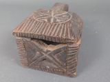 une image représentant une petite boîte en bois avec un couvercle, posée sur une table