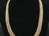 un collier à chaîne en or sur un mannequin noir