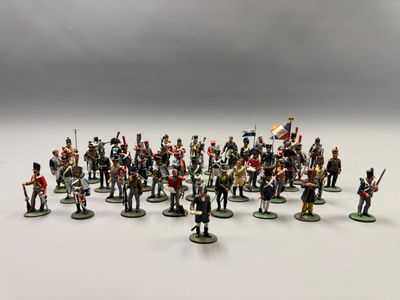 beaucoup de petits soldats qui sont alignés en cercle