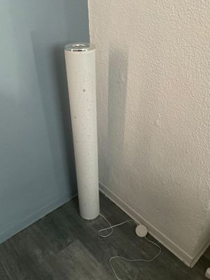 une photo d'une pièce avec des toilettes et un rouleau de papier par terre