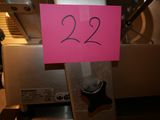 un panneau rose portant le chiffre 22, placé devant une machine