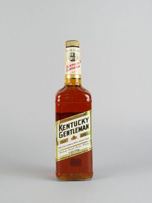 une bouteille de whisky « Kentucky Gentleman » posée sur une surface blanche