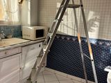 une échelle appuyée contre le mur de la salle de bains