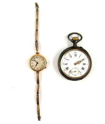 deux types de montres différents posés sur un fond blanc