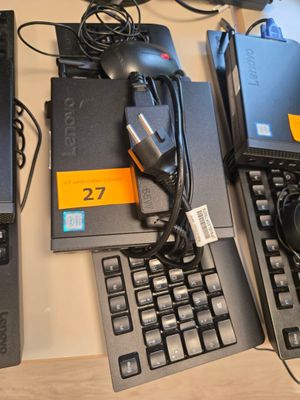 trois ordinateurs portables posés sur une table