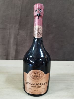 une bouteille de vin posée sur une table