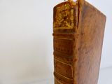 un livre posé sur une table