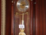 une horloge accrochée au mur avec une étiquette de prix dessus
