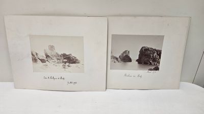 deux photos en noir et blanc de rochers sur la plage