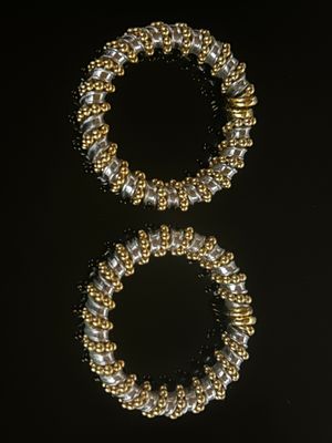 Paire de clips d'oreille en métal, ornée de rangs de perles en or jaun - Photo 1