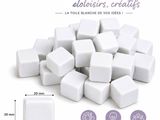 une pile de cubes blancs empilés les uns sur les autres