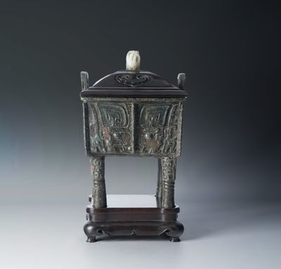 une ancienne boîte à encens en bronze, ornée de sculptures sur le couvercle