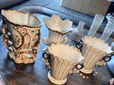 trois vases posés sur un plateau posé sur une table