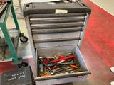 un chariot à outils contenant de nombreux outils, dans un garage