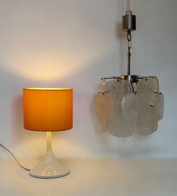 une lampe posée sur une table à côté d'une lampe