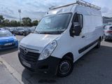 la photo d'une camionnette blanche garée sur un parking