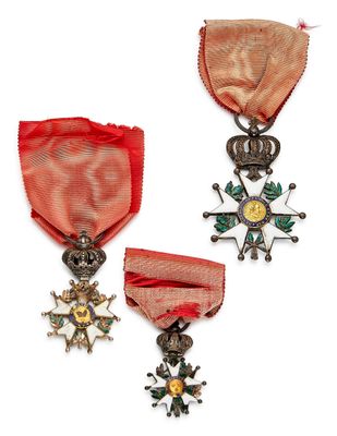 deux médailles et une croix sur fond blanc
