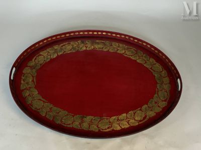 une image représentant un plateau rouge orné de motifs dorés