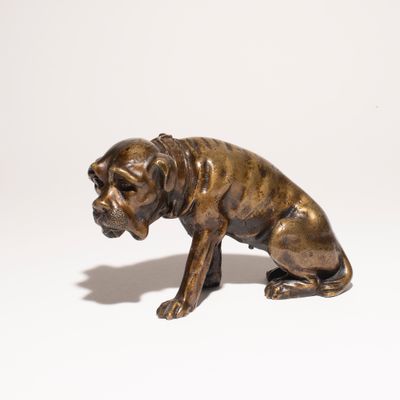 figurine en bronze représentant un chien sur fond blanc