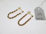 deux paires de boucles d'oreilles en chaîne dorée avec leur étiquette de prix